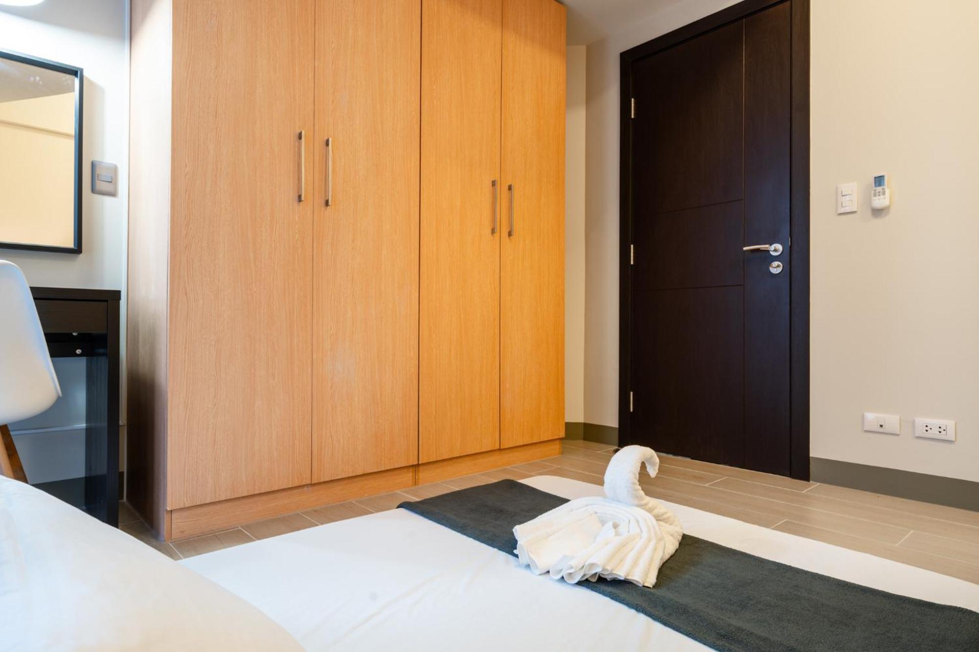 Apartment Uptown Parksuites Sky Garden Flr Bright Airy 2 Bedroom Balcony Manila