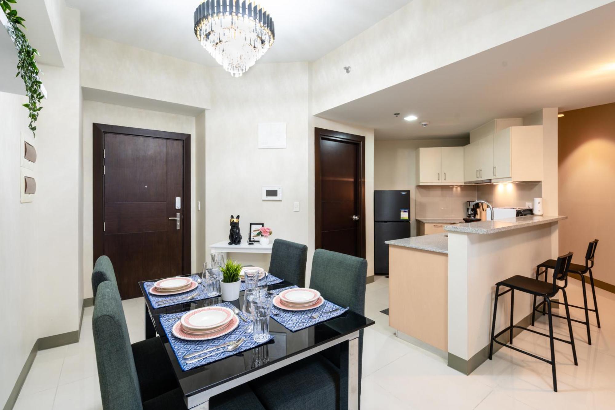 Uptown Parksuites Sky Garden Flr Bright Airy 2 Bedroom Balcony Apartment Manila