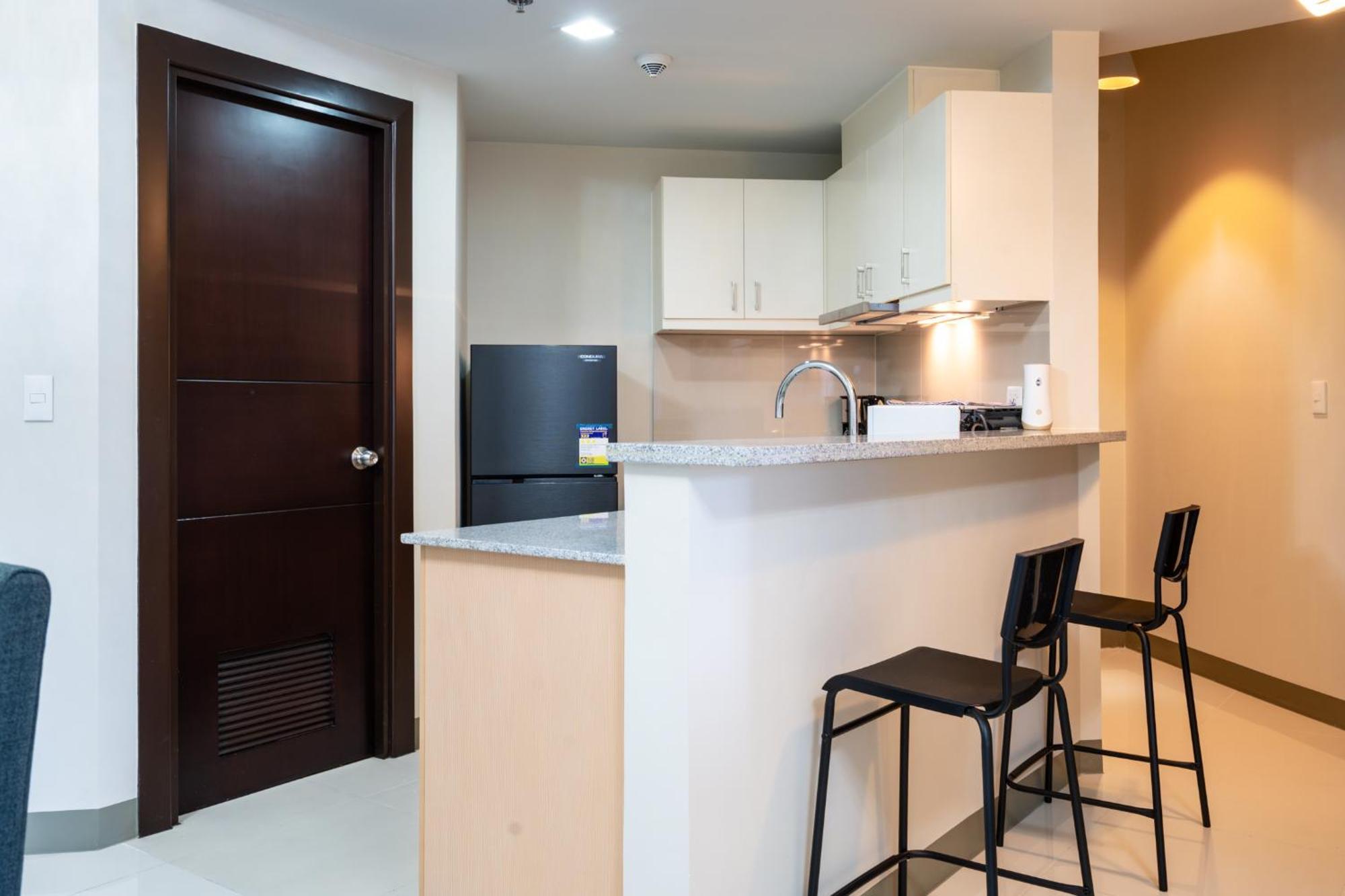 Apartment Uptown Parksuites Sky Garden Flr Bright Airy 2 Bedroom Balcony