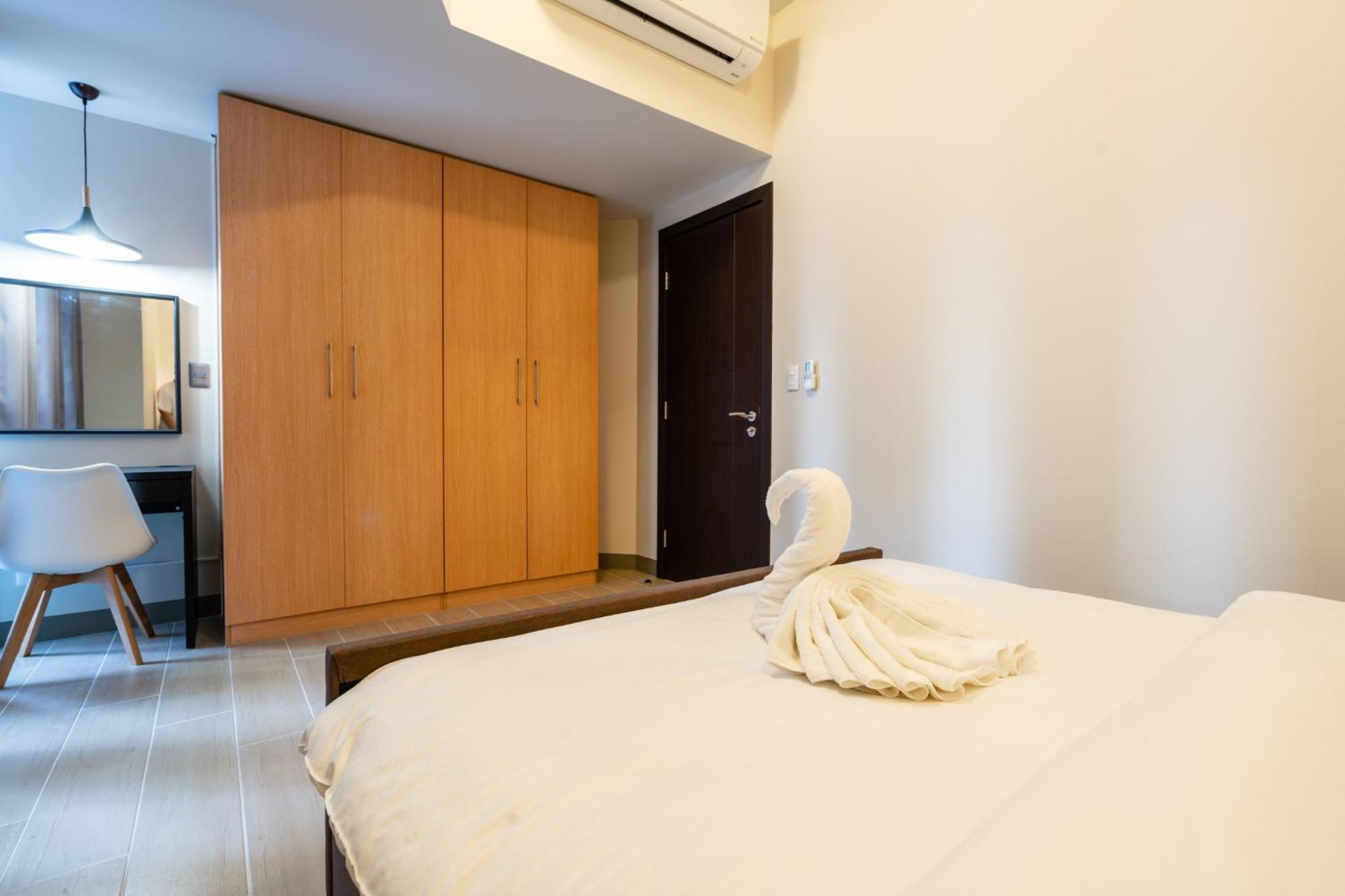 Apartment Uptown Parksuites Sky Garden Flr Bright Airy 2 Bedroom Balcony Manila
