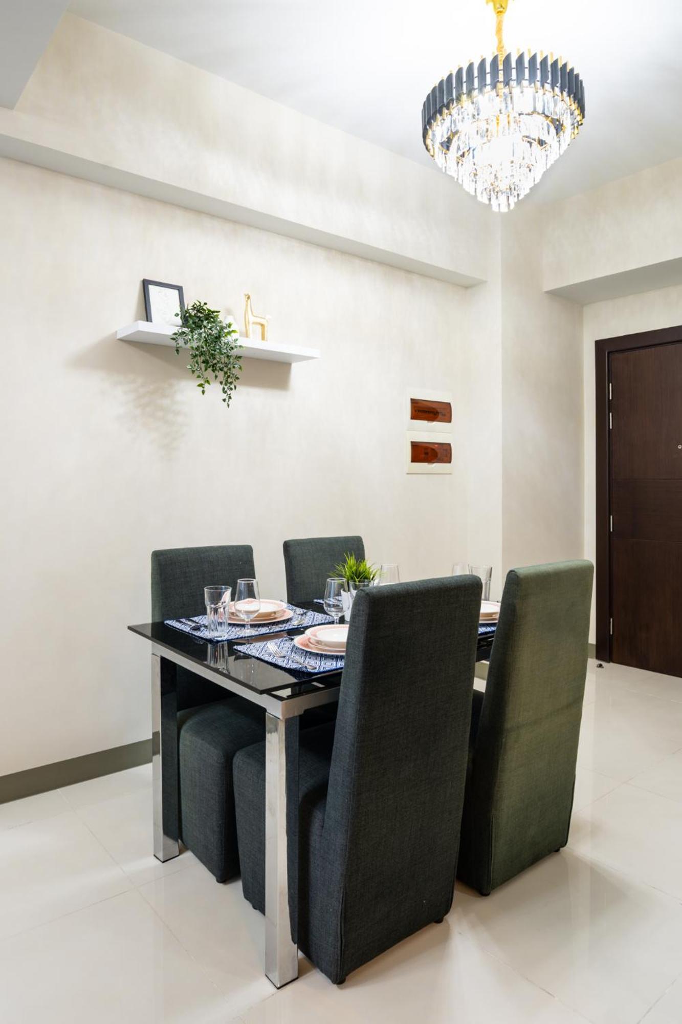 Apartment Uptown Parksuites Sky Garden Flr Bright Airy 2 Bedroom Balcony *