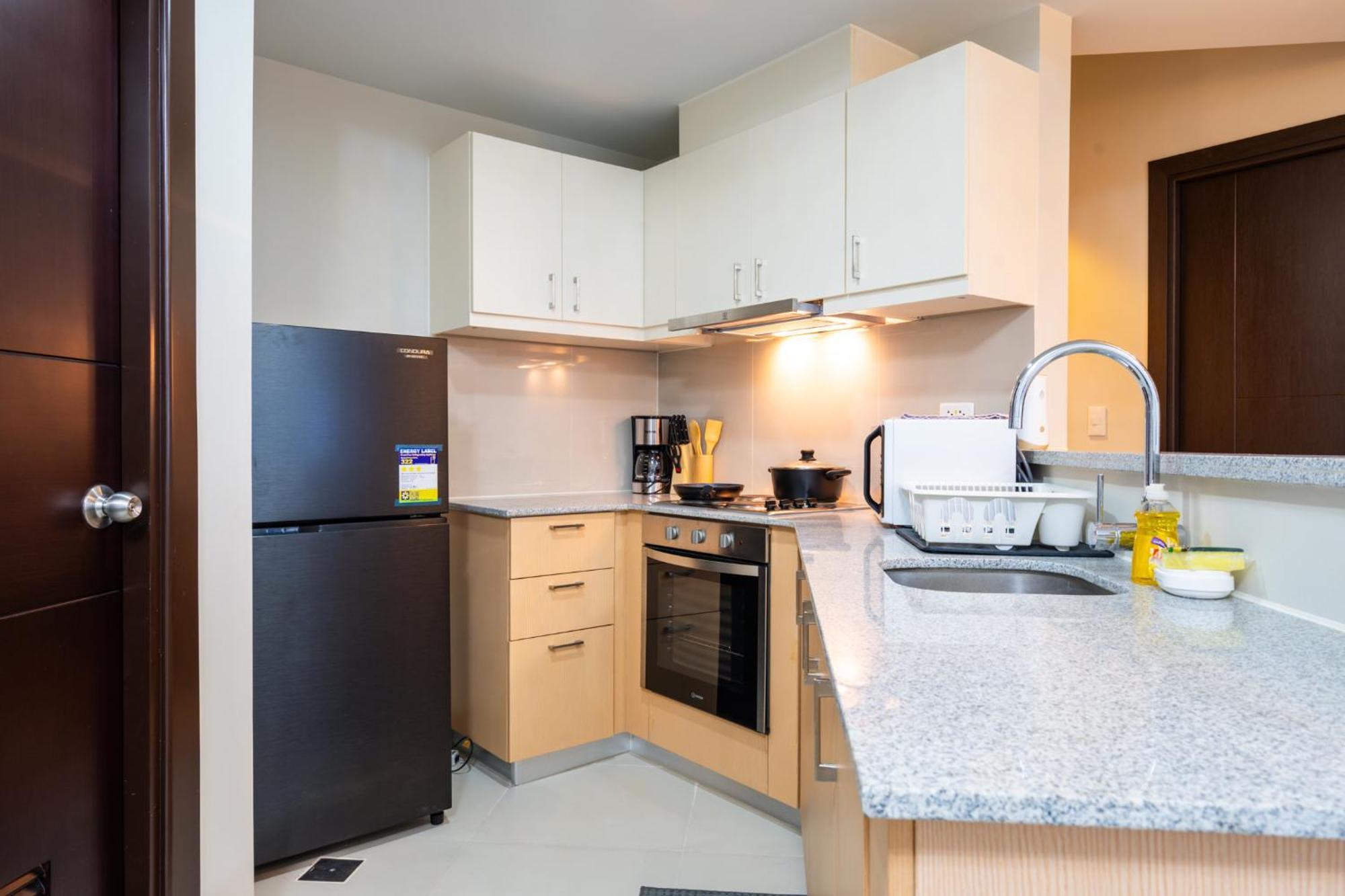Uptown Parksuites Sky Garden Flr Bright Airy 2 Bedroom Balcony Apartment