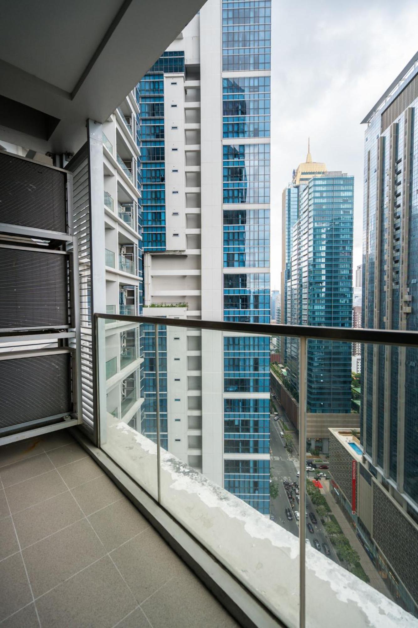 Uptown Parksuites Sky Garden Flr Bright Airy 2 Bedroom Balcony Apartment Manila