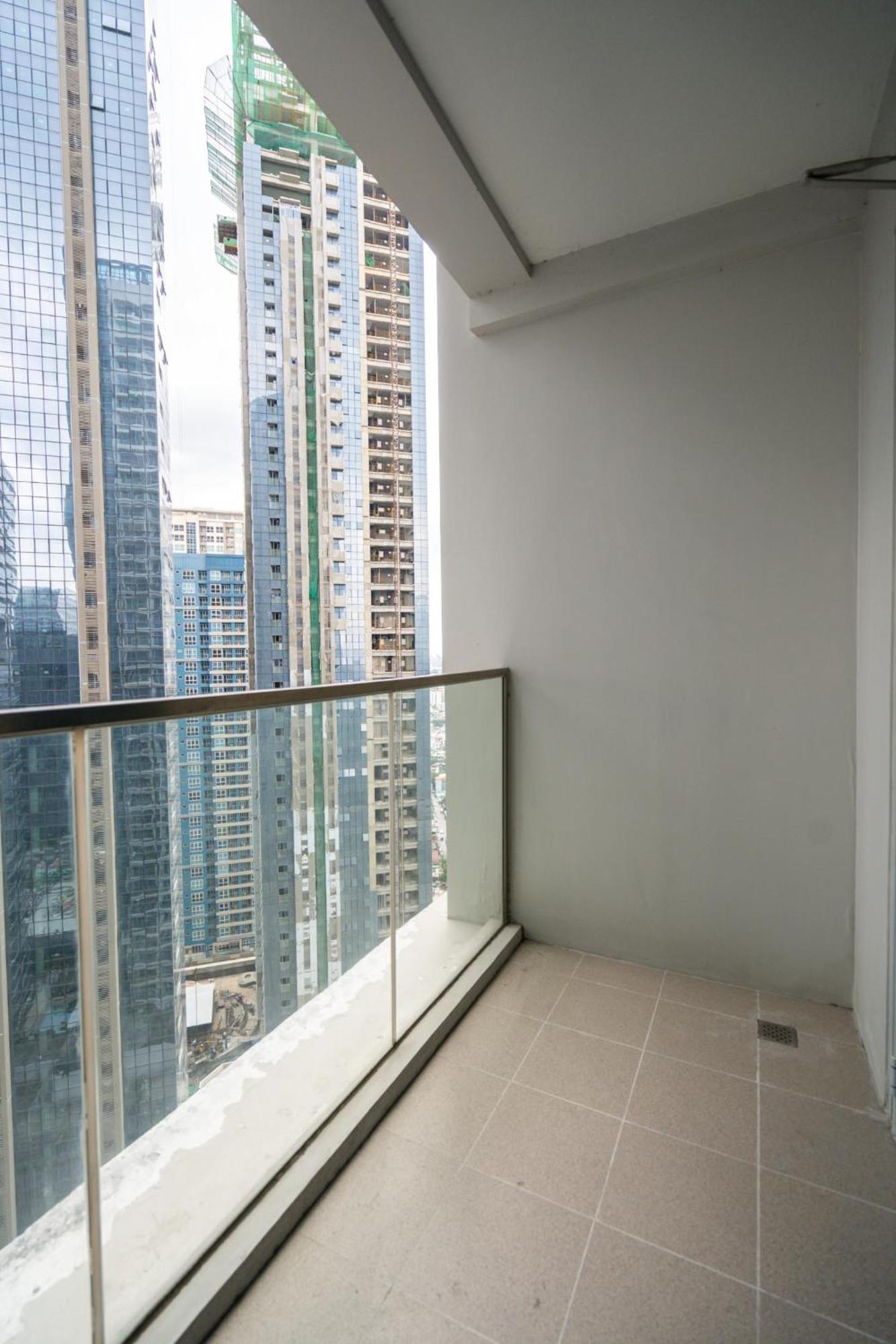 Apartment Uptown Parksuites Sky Garden Flr Bright Airy 2 Bedroom Balcony